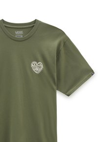 Camiseta de algodón verde oliva con cuello redondo, mangas cortas y un logo blanco en forma de corazón en el pecho que dice "VANS OFF THE WALL".