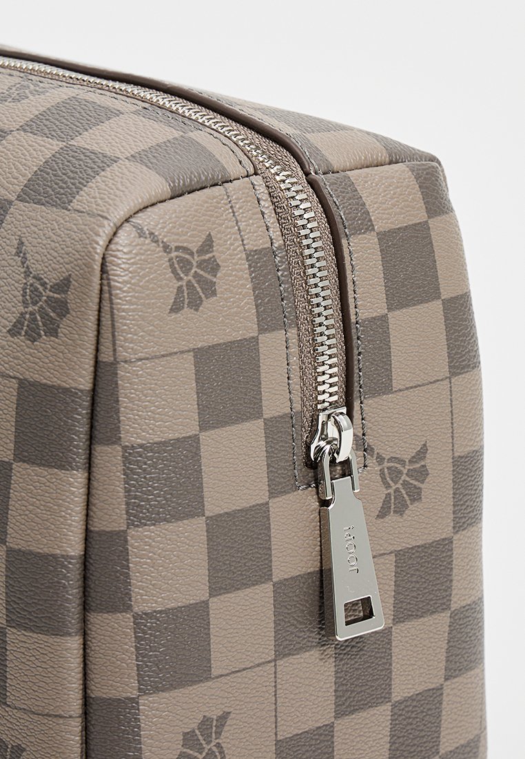 Beige karierter Beutel mit strukturiertem Außendesign, ausgestattet mit einem silbernen Reißverschluss und einem Marken-Ziehband, akzentuiert mit dunklen Blumenmustern.