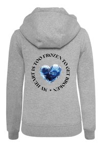 Grå huvtröja med dragsko. Har en blå kristallhjärta grafik omgiven av texten "MITT HJÄRTA ÄR FÖR FRYST FÖR ATT BLI KROSSAT."
