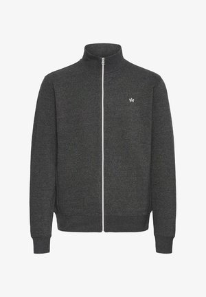 Hall sinine tõmblukkidega jope kõrge kaelusega, mis on valmistatud pehmest ja tekstureeritud kangast, millel on valge tõmblukk ja väike broderitud logo rinnal.