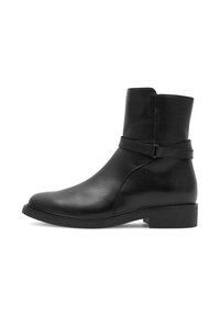 Musta nahast pahkluu saabas sileda viimistlusega, ümarate varvaste ning rihmaga ümber pahkluu. Madal plokknagel ja minimalismil põhinev disain.