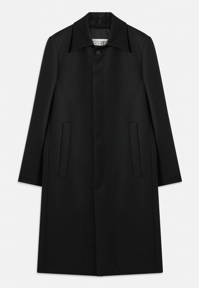 Palton lung negru, realizat dintr-un material neted. Prezintă un guler, închidere cu un singur nasture și două buzunare laterale, având un design drept.