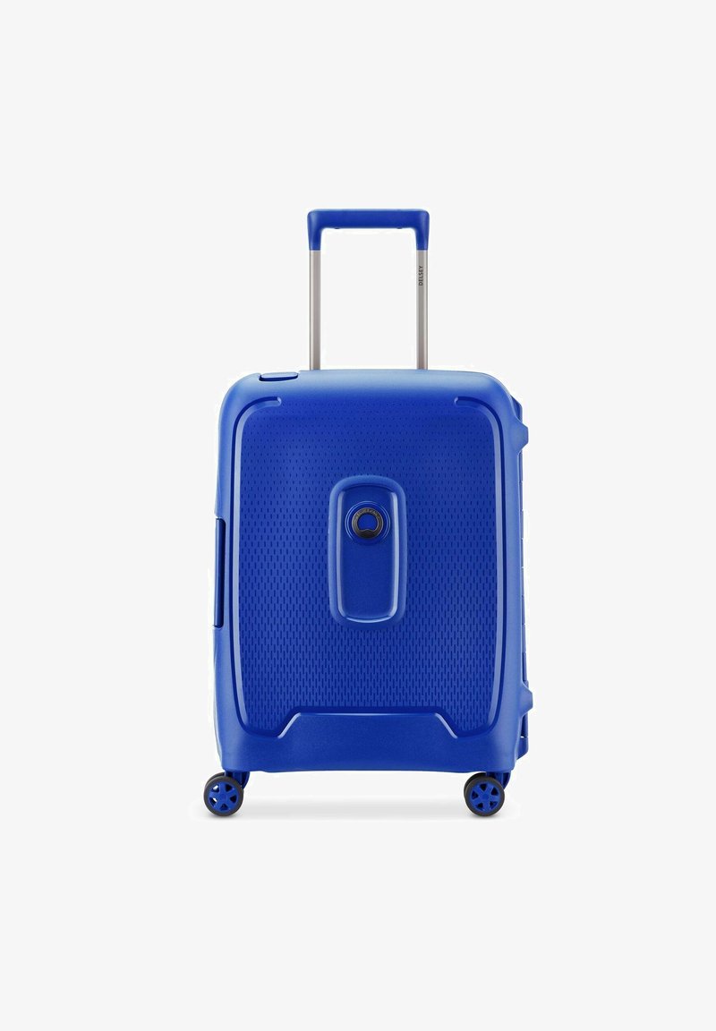 Valigia rigida blu con superficie texturizzata. Presenta un manico retrattile, una serratura combinata e quattro ruote girevoli per la mobilità.