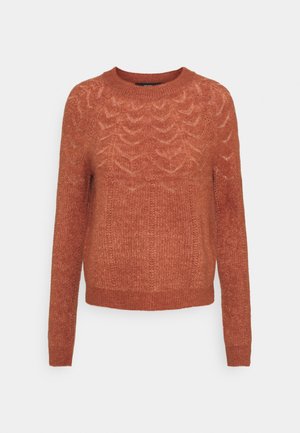 Pullover in Rostfarbe aus strukturiertem Strickstoff, mit Rundhalsausschnitt, langen Ärmeln und einem dezenten Zickzackmuster über der Brust.