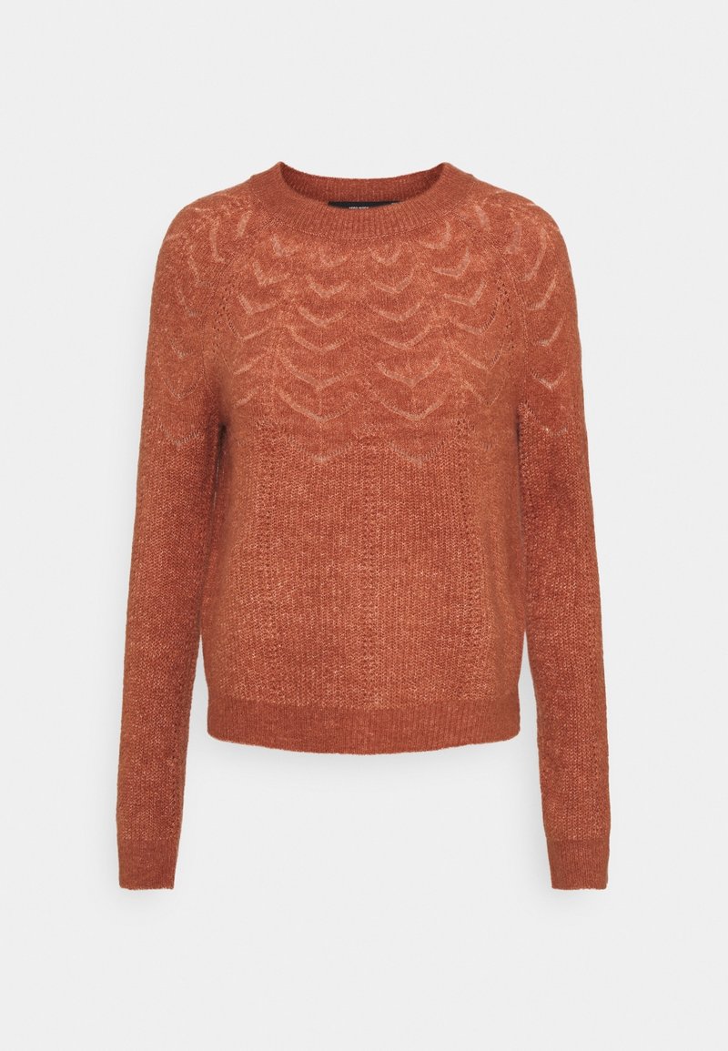 Pull couleur rouille en tissu tricoté texturé, avec un col rond, des manches longues et un motif zigzag subtil sur la poitrine.