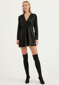 Herita V-neck Satin Dress - Freizeitkleid - black
