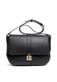 Czarna skórzana torebka o fakturowanej powierzchni, prostok�ątnym kształcie, złotym wykończeniu oraz przedniej klapie ze zdobieniem w postaci logo.