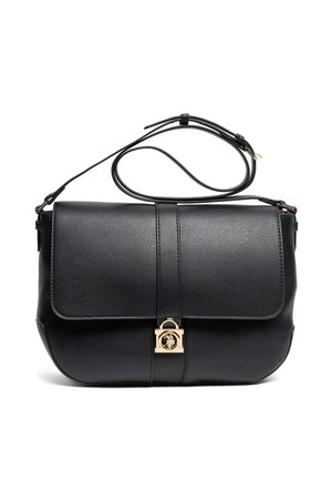 Borsa nera in pelle con superficie strutturata, forma rettangolare, ferrature dorate e chiusura a patta frontale con dettaglio del logo.