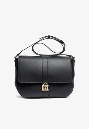 Borsa nera in pelle con superficie strutturata, forma rettangolare, ferrature dorate e chiusura a patta frontale con dettaglio del logo.