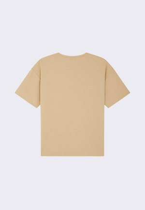 Camiseta corta de manga en color beige, con cuello redondo, hecha de un suave tejido de algodón con una textura lisa y uniforme. Sin patrones ni acentos visibles.