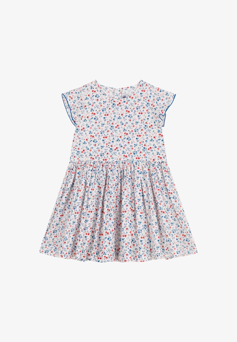 Robe florale en tissu léger avec des manches courtes, dotée d'une bordure bleu accent. Le motif comprend de petites fleurs rouges et bleues sur un fond blanc.