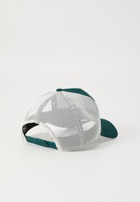 Laste cap med en teal front og skjerm, hvit mesh bak, justerbar snap-lukking og subtil tekstur på skjermen.