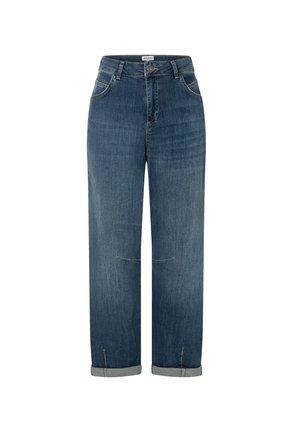 Hoch taillierte blaue Denim-Jeans mit Fronttaschen, Knopf- und Reißverschluss, geraden Beinen und aufgerollten Bündchen auf weißem Hintergrund.