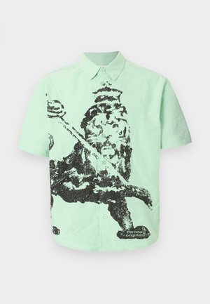 Košulja kratkih rukava u boji mente s dugmićima, s crnim pikseliziranim prikazom kralja koji drži mačetu i tekstom "the new originals" blizu ruba.