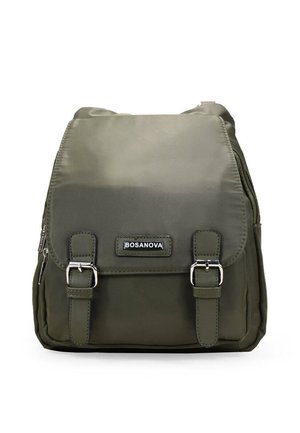 Mochila verde de nailon con forma cuadrada, dos detalles de hebilla y parte superior con cremallera. Cuenta con un parche de logo y detalles de costura elegantes.