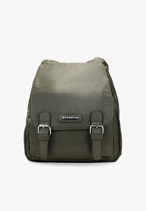 Mochila verde de nailon con forma cuadrada, dos detalles de hebilla y parte superior con cremallera. Cuenta con un parche de logo y detalles de costura elegantes.