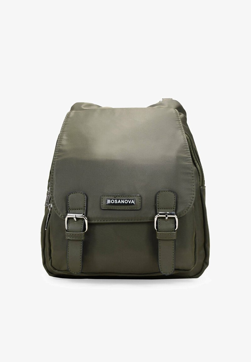 Mochila verde de nailon con forma cuadrada, dos detalles de hebilla y parte superior con cremallera. Cuenta con un parche de logo y detalles de costura elegantes.