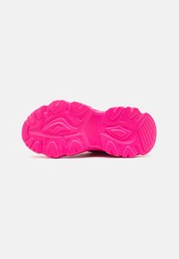 Suela de zapatilla rosa vibrante con una superficie de goma texturizada y patrones de banda de rodadura únicos para tracción y estabilidad.