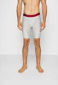 Männliche graue Boxershorts mit einem elastischen Bund in Schwarz und Rot. Verfügt über ein unterstützendes Pouch-Design und einen glatten, leichten Stoff.