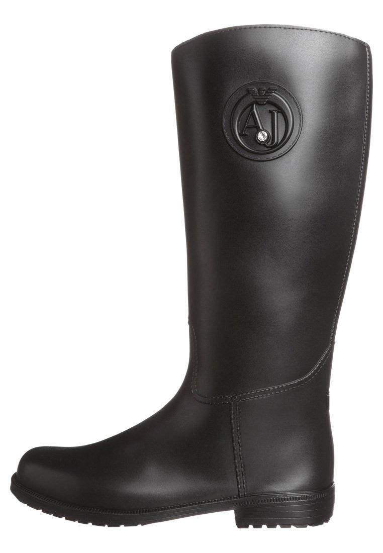 Svart gummistövlar som går upp till knäna med en rund logotypemblem, slät yta, något svängd topp och ruggad sula för bra grepp.