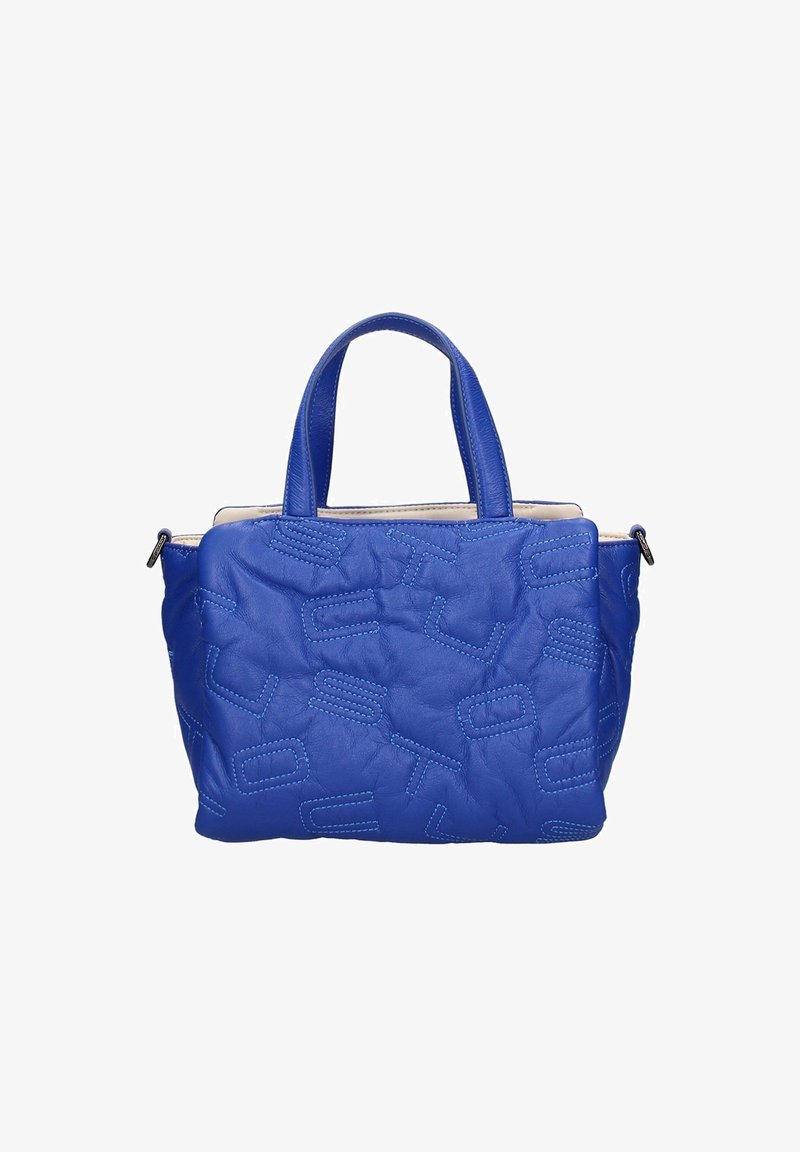 Sac à main en cuir bleu avec des poignées courtes, des lettres brodées en relief et une doublure intérieure beige visible en haut.
