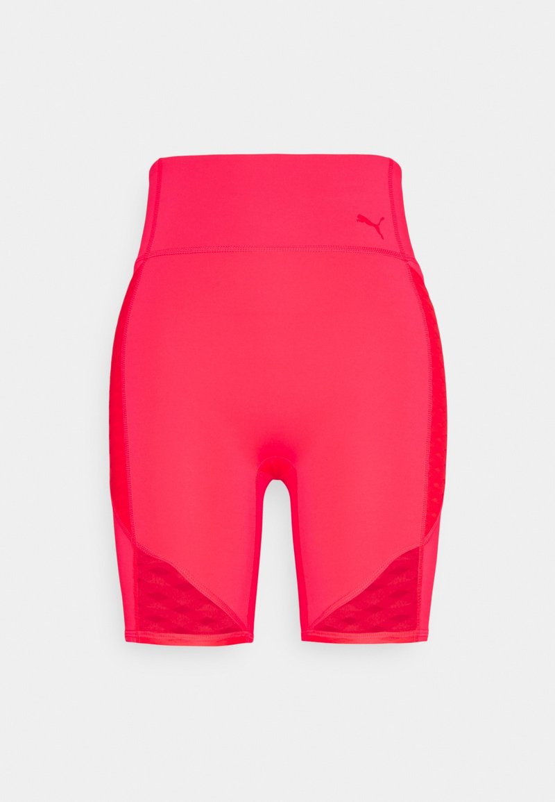 Short de sport taille haute rose vif avec des panneaux en mesh sur l'intérieur des cuisses et un logo Puma discret sur la hanche gauche sur fond uni.