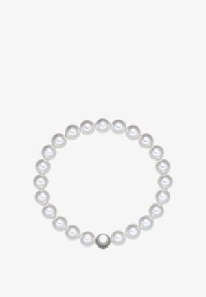 Balta perlų apyrankė, kurioje yra apvalūs perlai su lygiu paviršiumi ir vienas sidabro akcento karoliukas. Vienoda forma ir poliruotas baigimas.