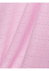 Roze textiel met een gestructureerde stof, gekenmerkt door een patroonweefsel met kleine open gaten en een gladde afwerking die soepel valt.