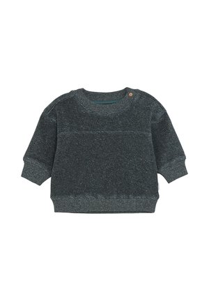 Donkergrijze gebreide babytrui met lange mouwen, ribboorden aan de mouwen en onderkant, ronde halslijn en een kleine knop op de schouder.