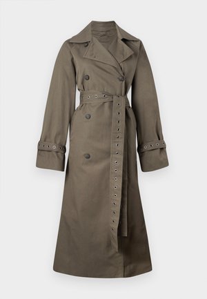 Olivno zeleni trench plašč z dvojnimi gumbi, pasom in detajli z grometi na rokavih, prikazan na beli podlagi.