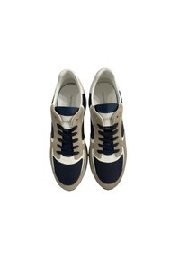 Sneaker con una toma superiore in rete blu navy, accenti in suede beige, suole in gomma bianca e lacci neri. Presenta il marchio sulla linguetta e sul lato.