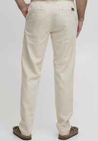 FQ1924 FQBENTE LINEN MIX - Chinos - almond milk