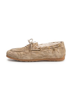 Chausson mocassin en daim marron clair avec doublure en fourrure, couture décorative, nœud en lacet sur le dessus et semelle en caoutchouc pour usage intérieur et extérieur.