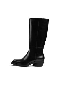 Černá kožená vysoká bota ke kolenu s elegantním designem, čtvercovou špičkou a středně vysokým blokovým podpatkem. Vyznačuje se hladkou texturou a jemnými detaily švů.