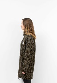 Luipaardprint fleece jack met een hoge nek, lange mouwen en zijzakken, met een klein logo-embleem op de borst.