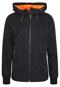 Sort letvægtsjakke med hætte, som har orange foer, to sidelommer med lynlås, justerbar snor og elastiske manchetter.