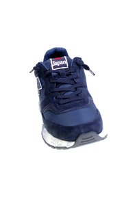 Sneaker blu navy con un mix di suede e materiali sintetici, dotato di un collarino imbottito, design con lacci e suola bianca a motivo.