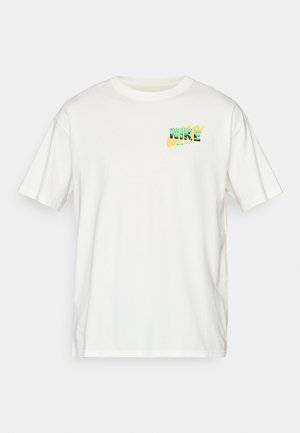 Hvid bomulds t-shirt med et farverigt "Nike" logo på venstre brystområde. Korte ærmer og design med rund hals. Glat tekstur.