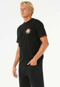Zwarte t-shirt met korte mouwen van katoen met een grafisch ontwerp met vlammen en het woord "CURL" in oranje en wit op de linkerborst.