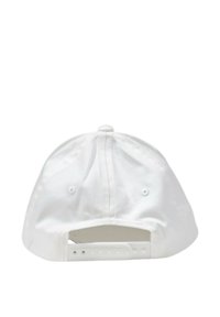 Gorra de béisbol blanca con una corona estructurada, cierre trasero ajustable de plástico y textura sutil. Sin marcas ni patrones visibles.
