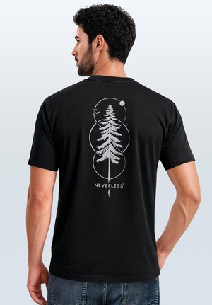 Mann, der von hinten zu sehen ist, trägt ein schwarzes T-Shirt mit weißem Design eines Kiefernbaums und drei konzentrischen Kreisen mit kleiner Sonne und Vogel.