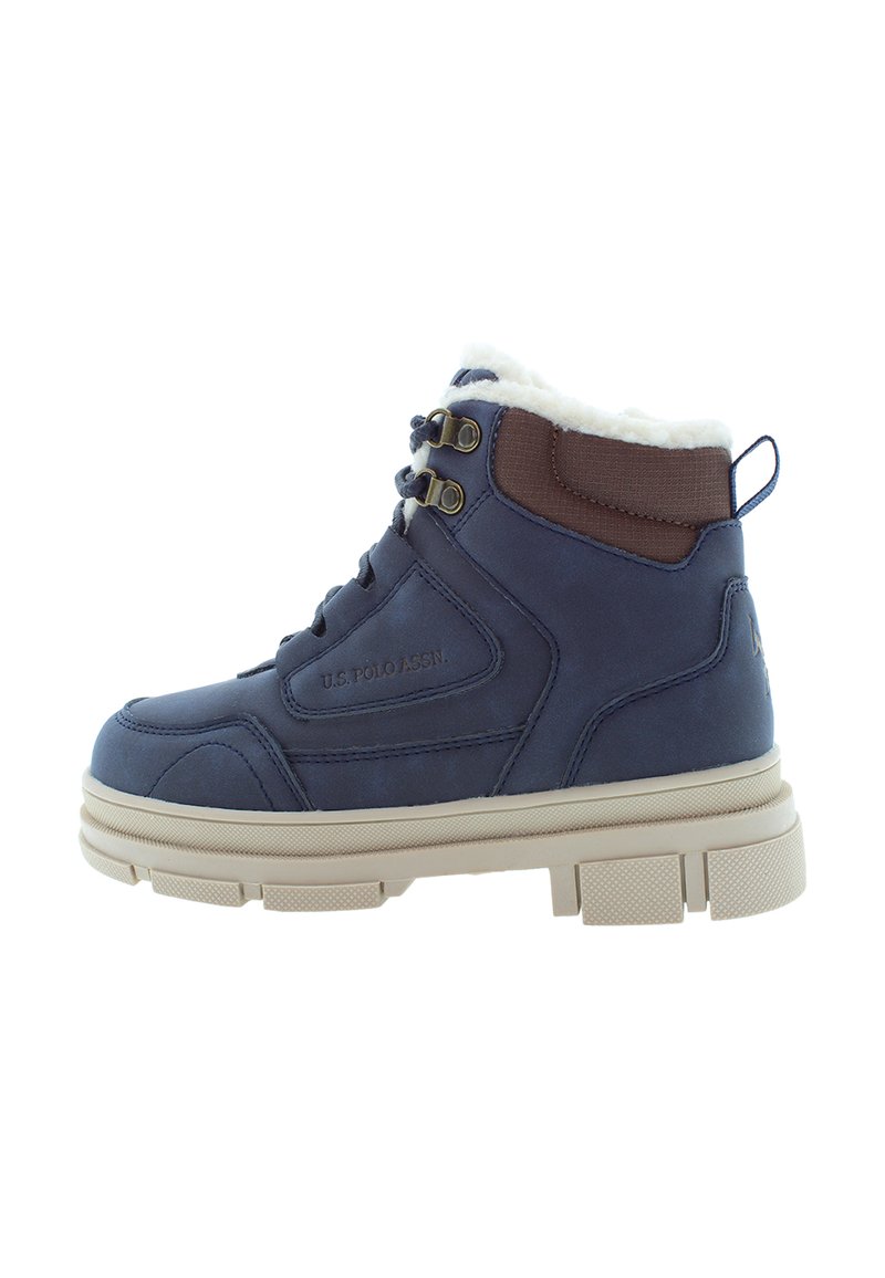 Marinblå vinterskickningskänga med beige sula, fuskpälsfoder, brun vadderad ankelkrage och U.S. Polo Assn. logotyp på sidan.