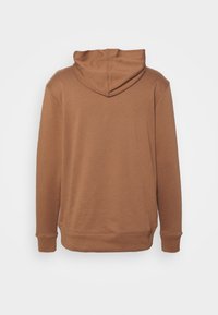 Felpa con cappuccio marrone, a maniche lunghe, con polsini e orlo a coste, vista da dietro su uno sfondo bianco semplice.