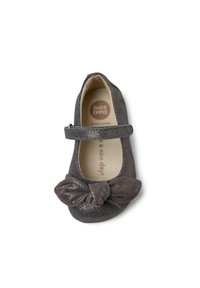 Scarpa Mary Jane in pelle grigia con una finitura testurizzata, caratterizzata da un ampio dettaglio a fiocco sul davanti e una fascia sul dorso del piede.