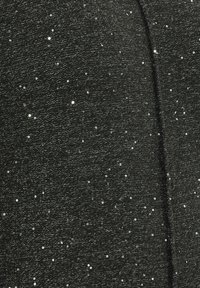 Schwarzer Stoff mit einer strukturierten Oberfläche, die mit verstreuten silbernen Pailletten versehen ist. Das Material hat ein weiches, fusseliges Aussehen und einen subtilen Glanz.