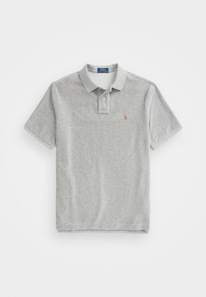 Polo de manga corta de color gris claro con cuello, tapeta de dos botones y pequeño logo bordado en el pecho izquierdo.