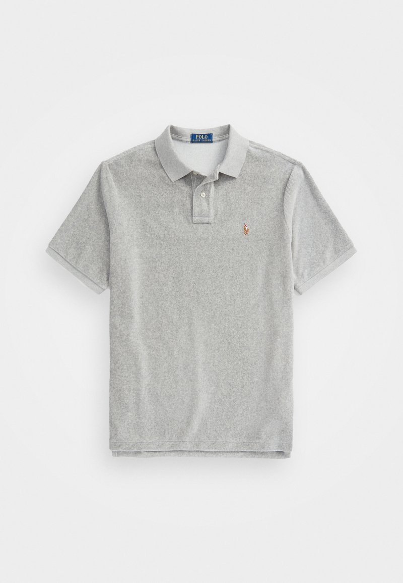 Polo gris clair à manches courtes avec col, patte à deux boutons et petit logo brodé sur le côté gauche de la poitrine.