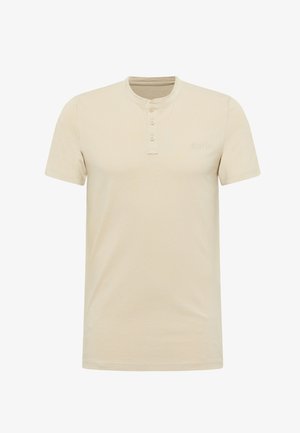 Beżowa koszulka z krótkim rękawem i okrągłym dekoltem, z zapięciem na guziki oraz subtelnym wytłoczonym logo na piersi. Miękki, lekki materiał.
