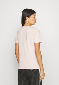 Tommy Hilfiger REGULAR FIT - T-shirt con stampa - whimsy pink