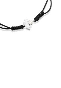 Collar de cordón negro con encantos de estrella y oso en plata, con una perla blanca central. Longitud ajustable con detalles anudados.